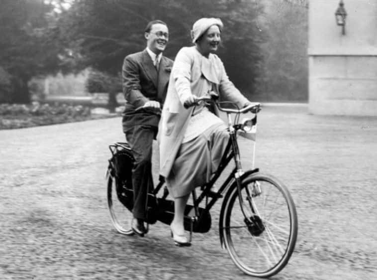 Juliana und Bernhard auf einem Tandem