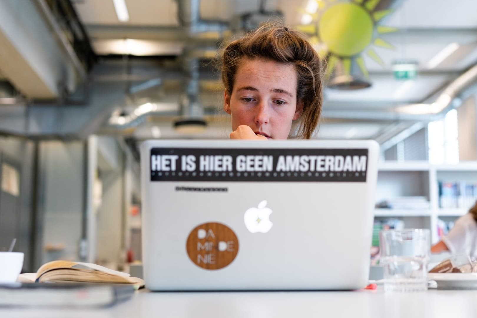 Person bei der Arbeit in der Eindhoven Library