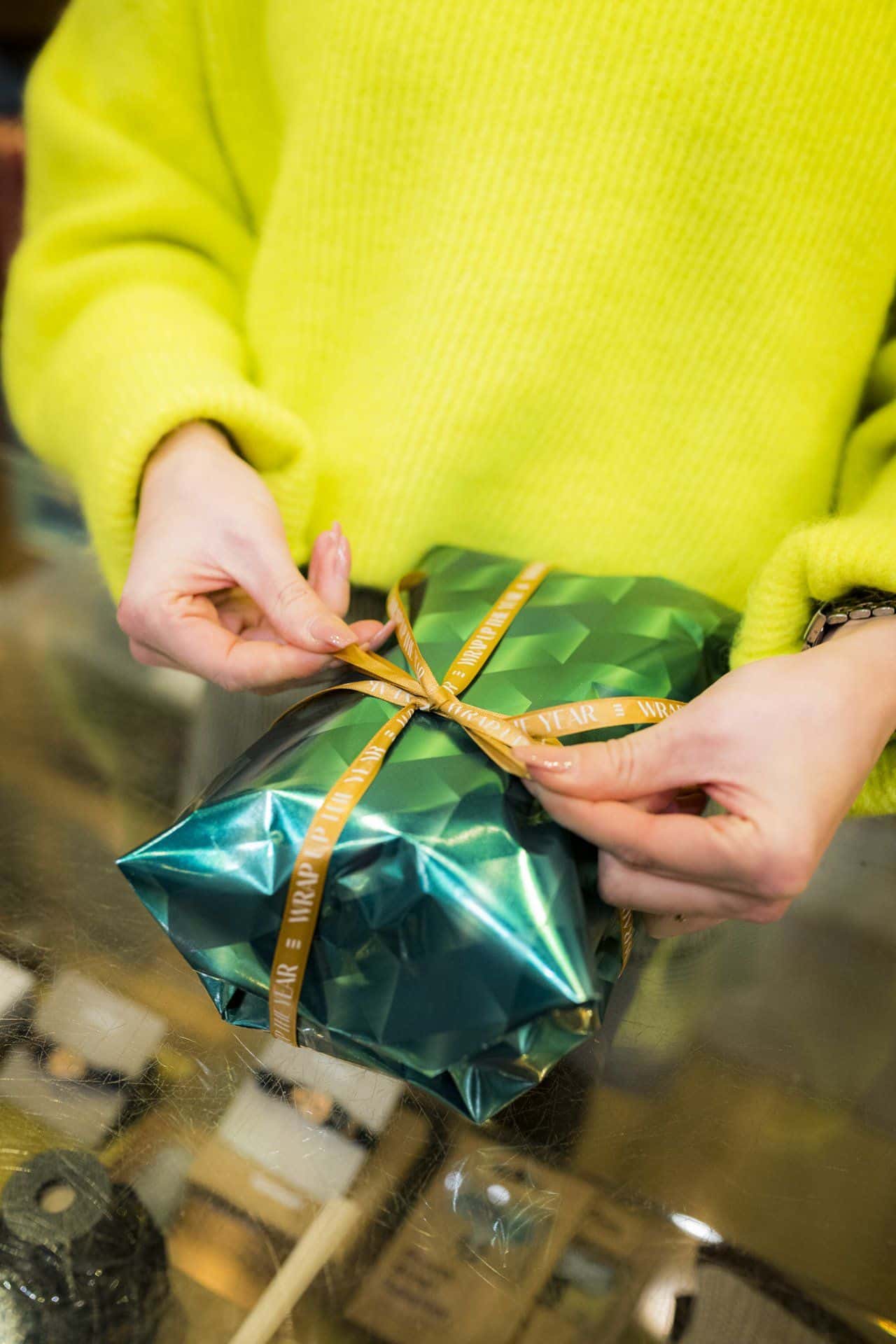 Max Kneefel Alle Geschenke besorgt? Lass sie einpacken!